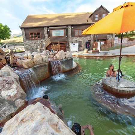 Camelot Inn At Honeyville Bagian luar foto