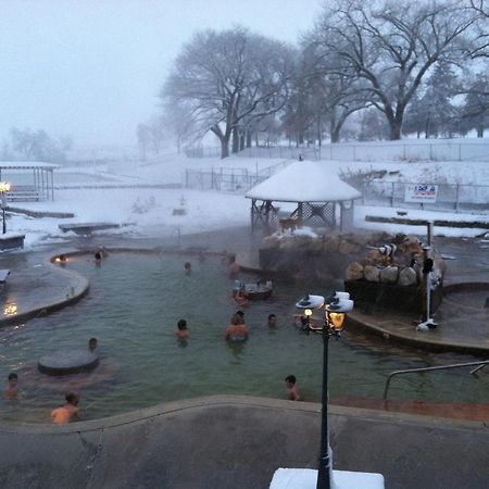 Camelot Inn At Honeyville Bagian luar foto