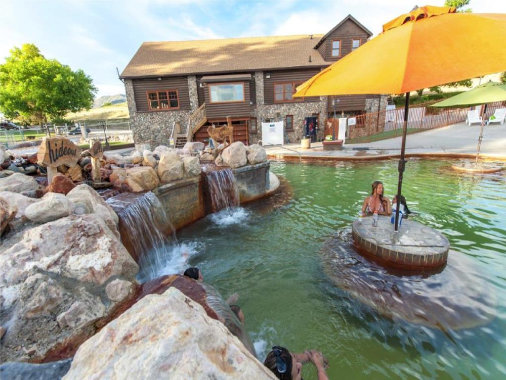 Camelot Inn At Honeyville Bagian luar foto
