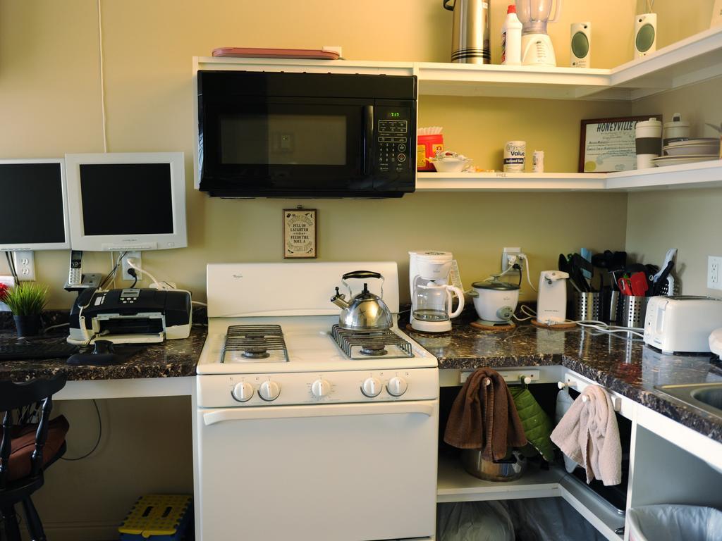 Camelot Inn At Honeyville Bagian luar foto