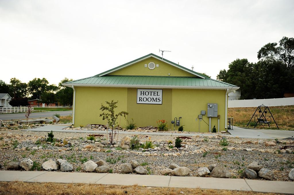 Camelot Inn At Honeyville Bagian luar foto